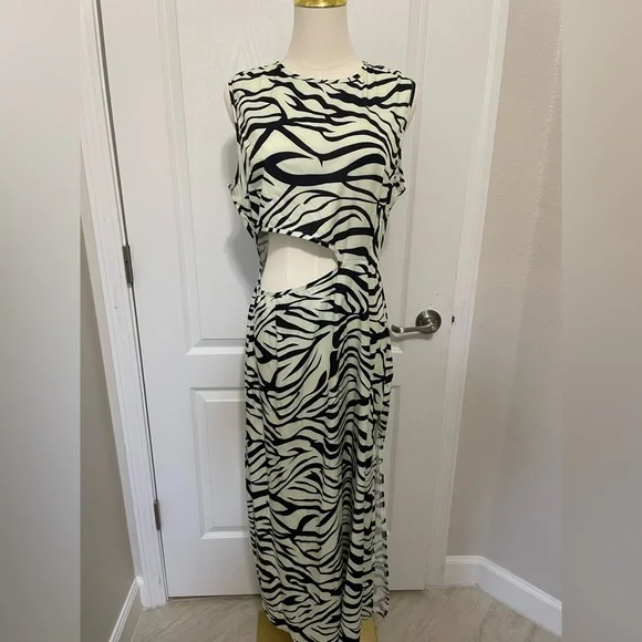 SHEIN Black and White Asymmetrical Bodycon Dress - Picture 4 of 10